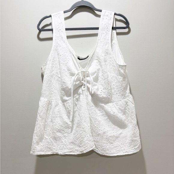 BloomChic Tops - BLOOMCHIC Women’s White Floral Eyelet Sleeveless Peplum Lace Up Tie Top Sz 18-20